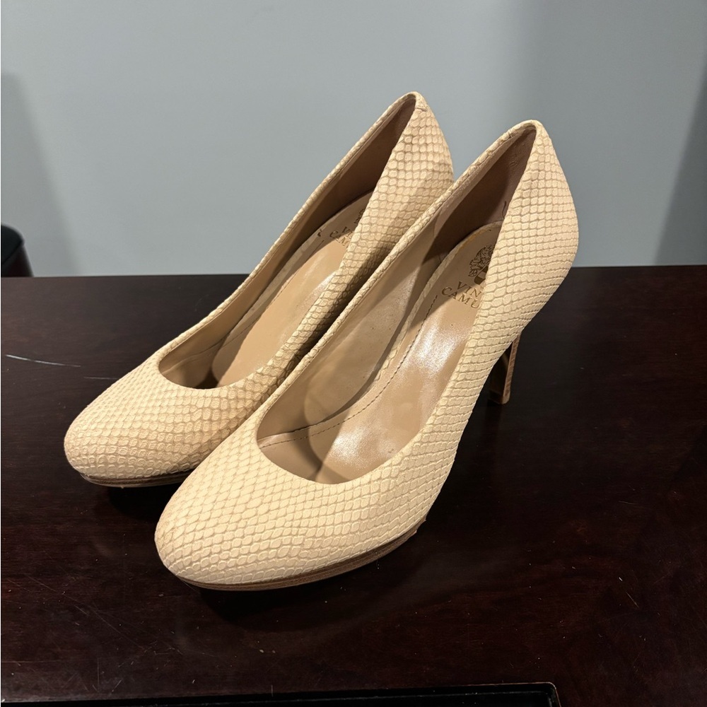 Vince Camaro Cream Textured Women's Pumps Heels Size 9